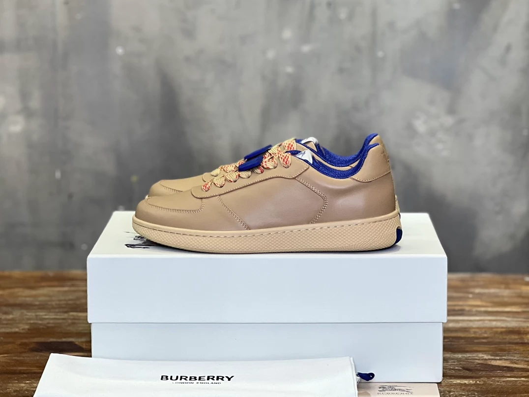 BURBERRY LEATHER SNEAKERS – BBR079