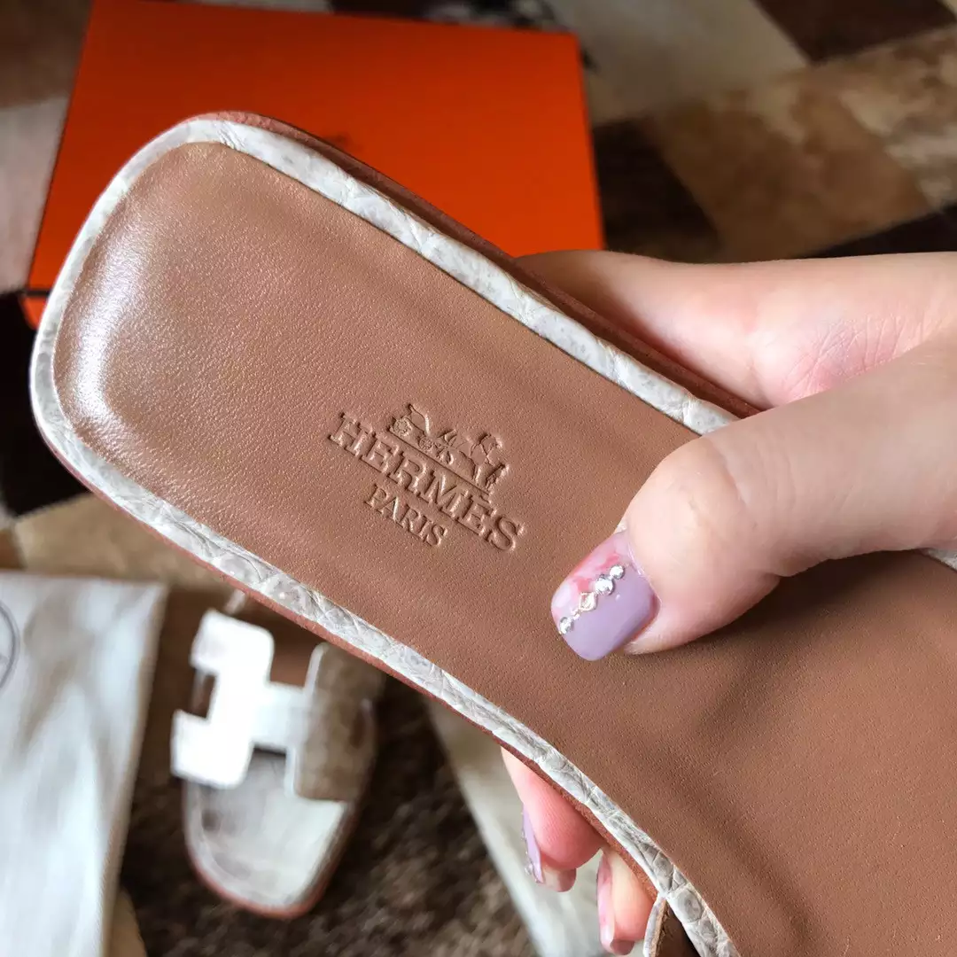 HERMES ORAN SLIDE SANDALS IN HIMALAYA NILOTICUS CROCODILE SKIN – HMSD059