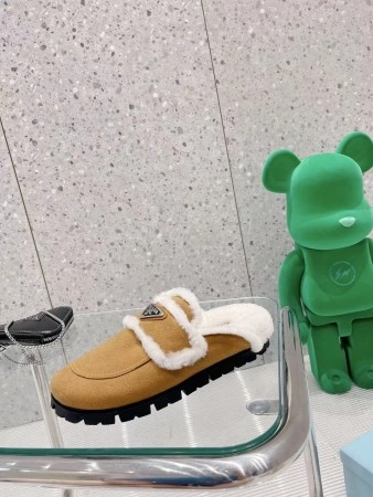 PRADA WOMEN’S SLIPPERS IN TAN SHEARLING – PSD050