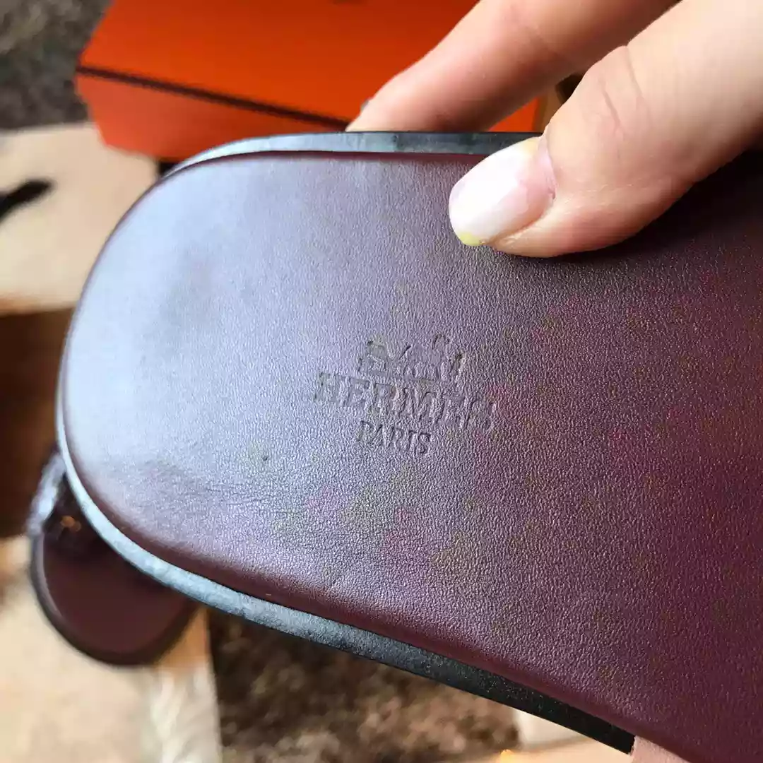 HERMES MEN’S IZMIR SANDALS IN BORDEAUX SHINY NILOTICUS CROCODILE LEATHER – HMSD033