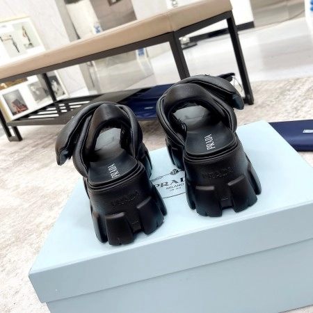 PRADA MONOLITH PADDED SANDALS IN BLACK NAPPA LEATHER – PSD017