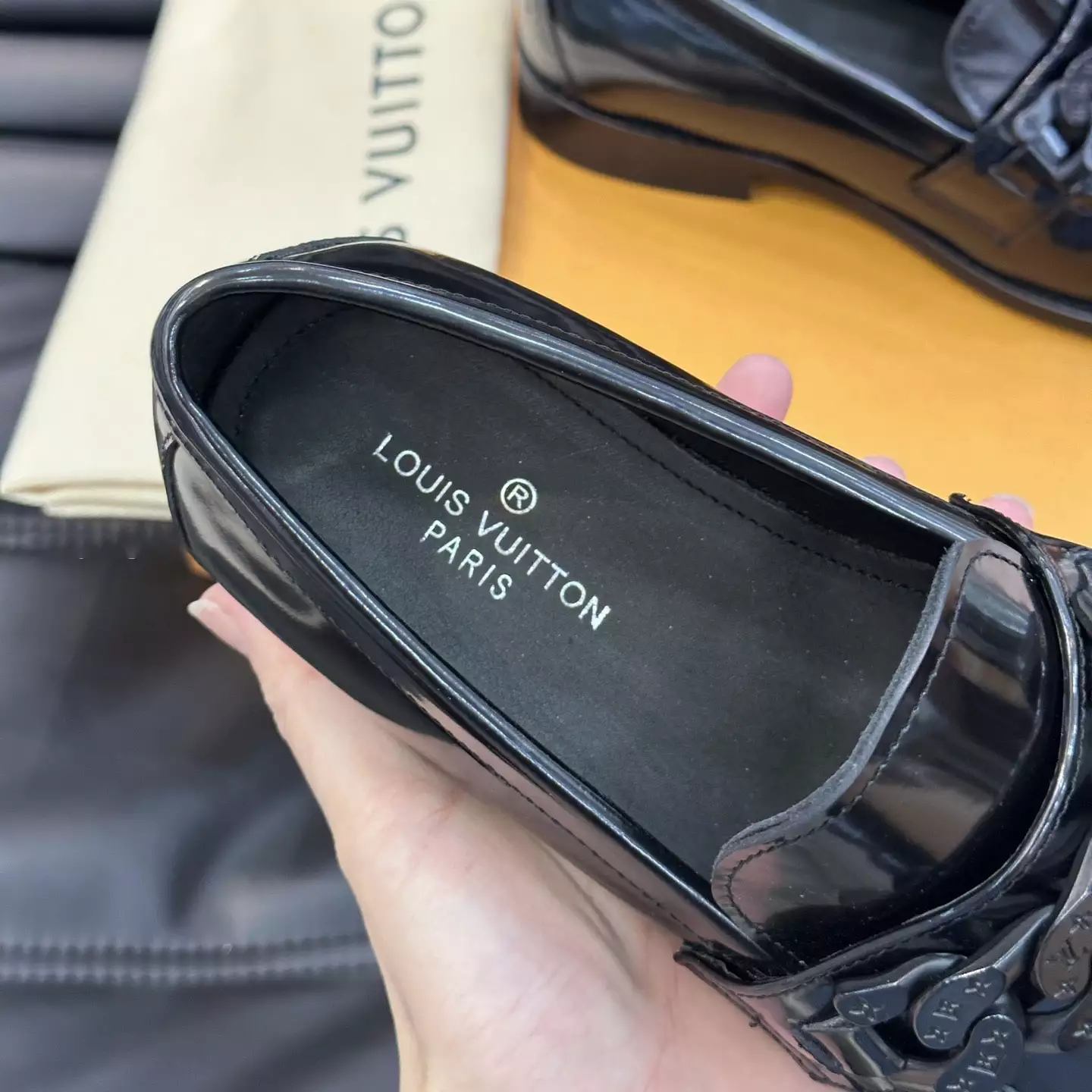 LEATHER LOAFERS IN BLACK – VL065