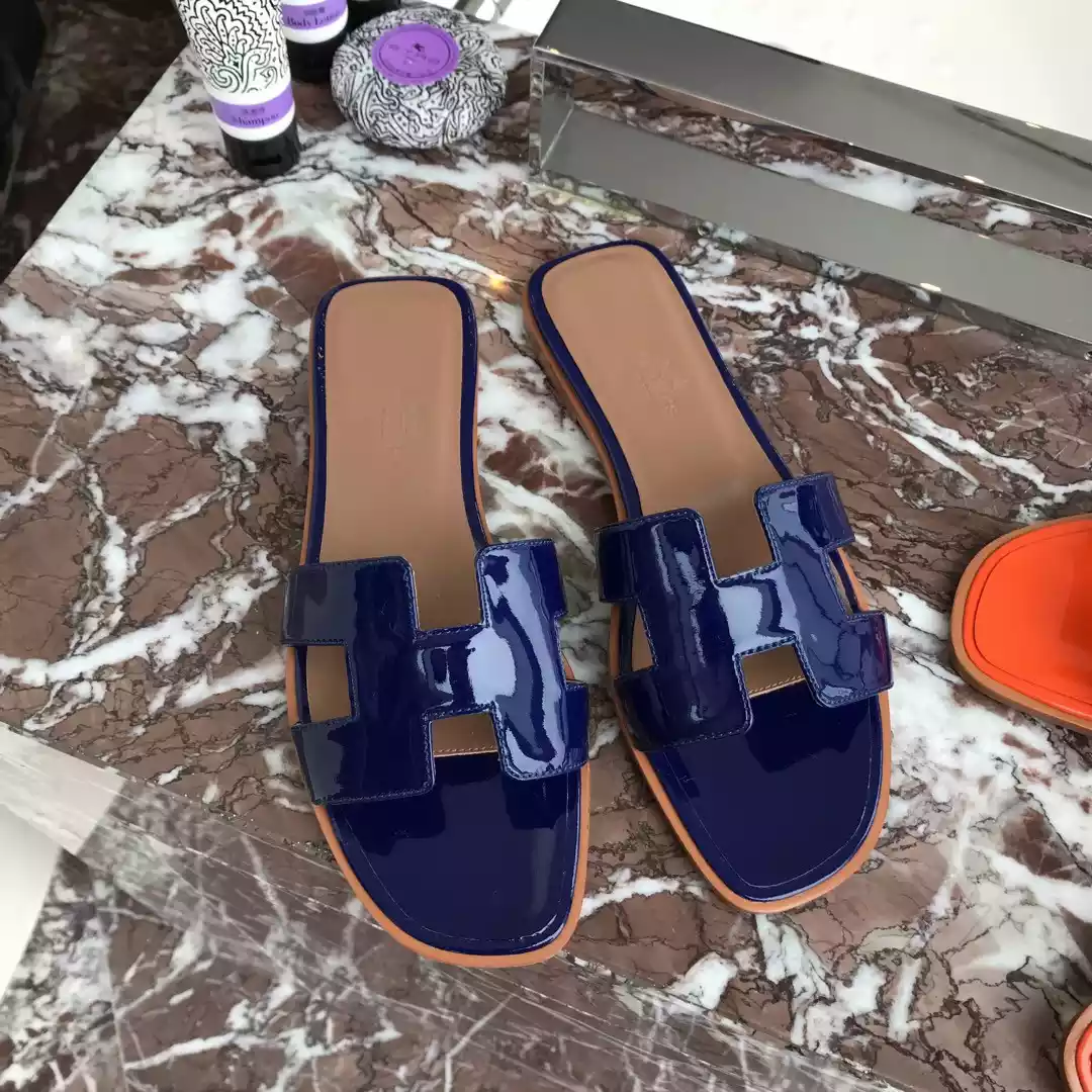 HERMES ORAN SLIDE SANDALS IN BLUE PATENT CALFSKIN – HMSD083