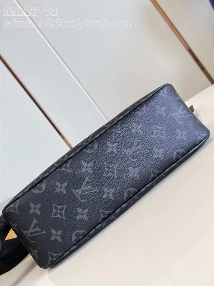 Louis Vuitton Montsouris Wearable Black Wallet  – LW135