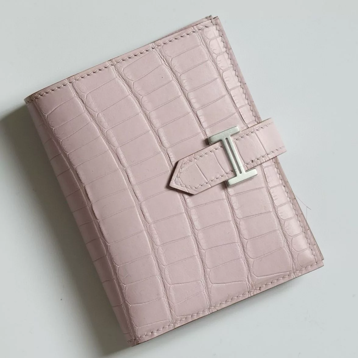 Hermes Bearn Compact Wallet in Mauve Pale Matte Alligator Leather – HW167