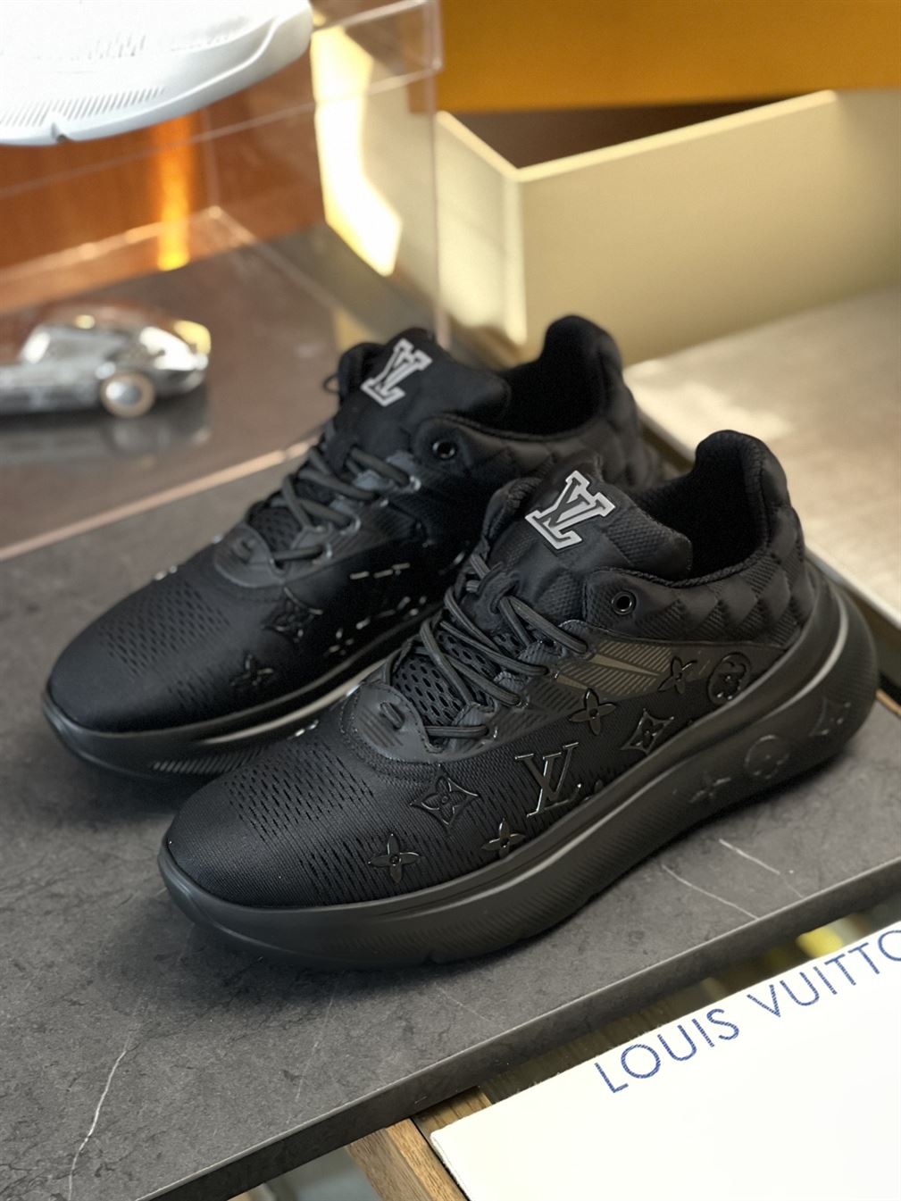 LOUIS VUITTON TRAINER SNEAKER – LVS081