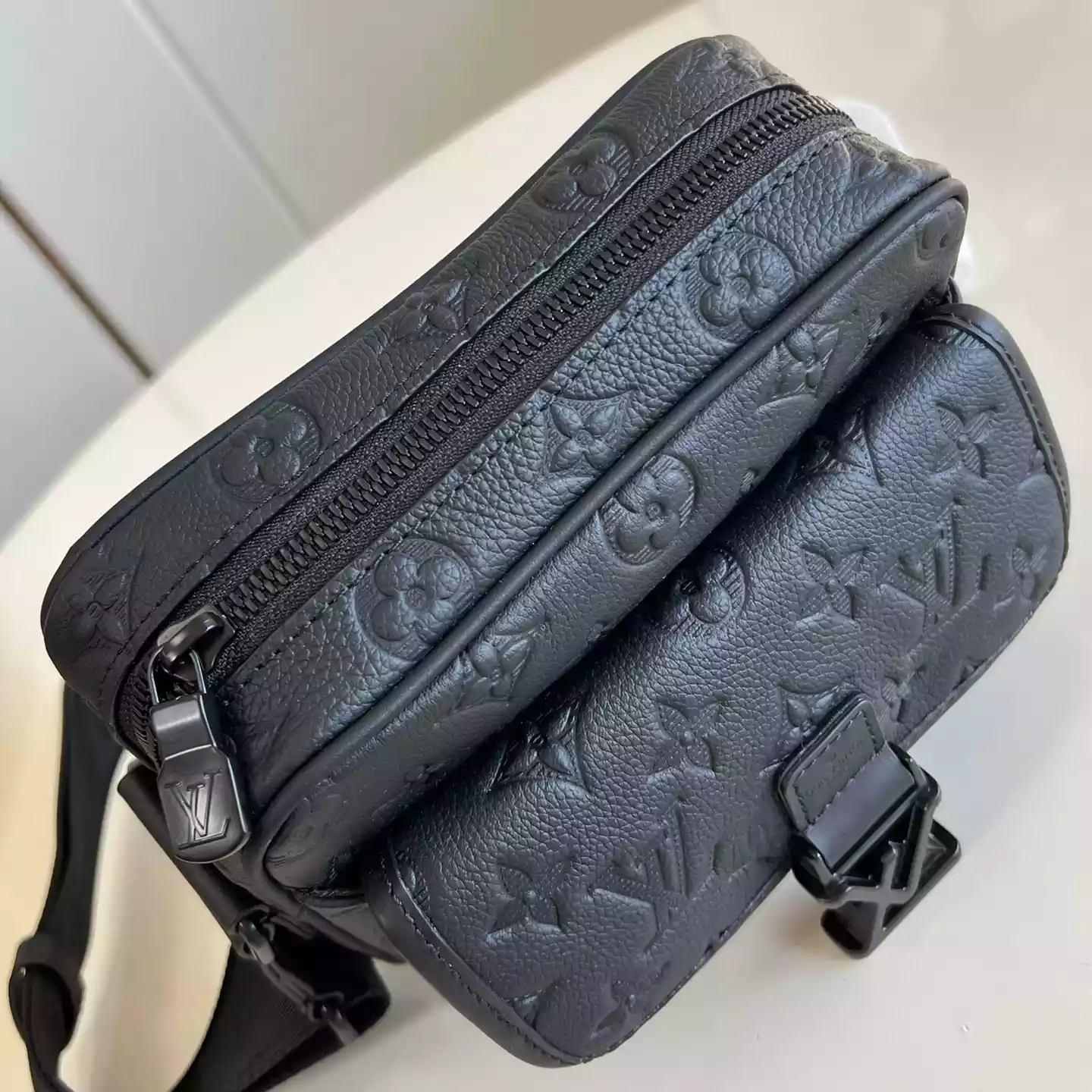 GETAWAY MESSENGER BAG BLACK MONOGRAM SHADOW M12516 – LW428