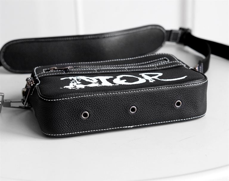 DIOR X PETER DOIG SAFFARI MESSENGER BAG – DIO022