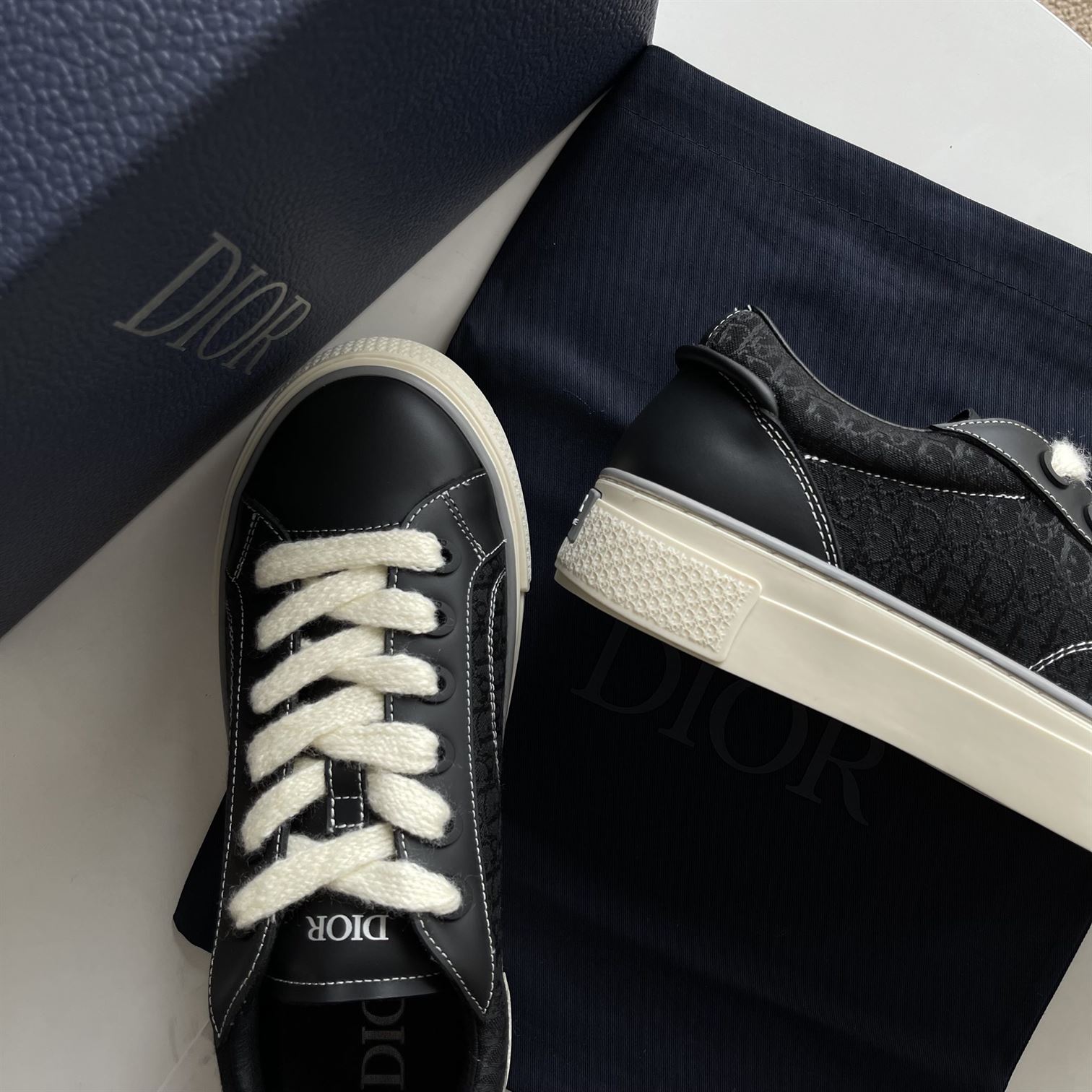DIOR B33 SNEAKER BLACK SMOOTH CALFSKIN AND DIOR OBLIQUE JACQUARD – DO129