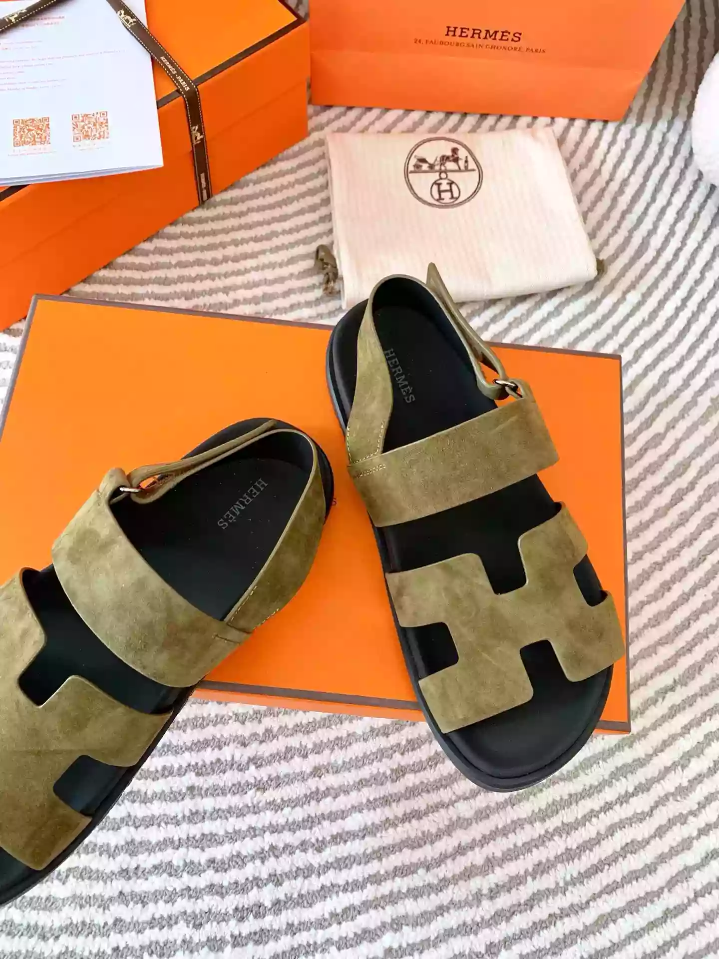 HERMES MEN’S GENIUS SANDALS IN GREEN SUEDE CALFSKIN – HMSD005