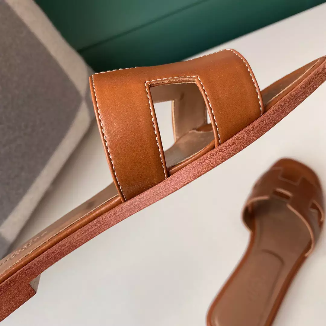 HERMES ORAN SLIDE SANDALS IN GOLD SWIFT CALFSKIN – HMSD114