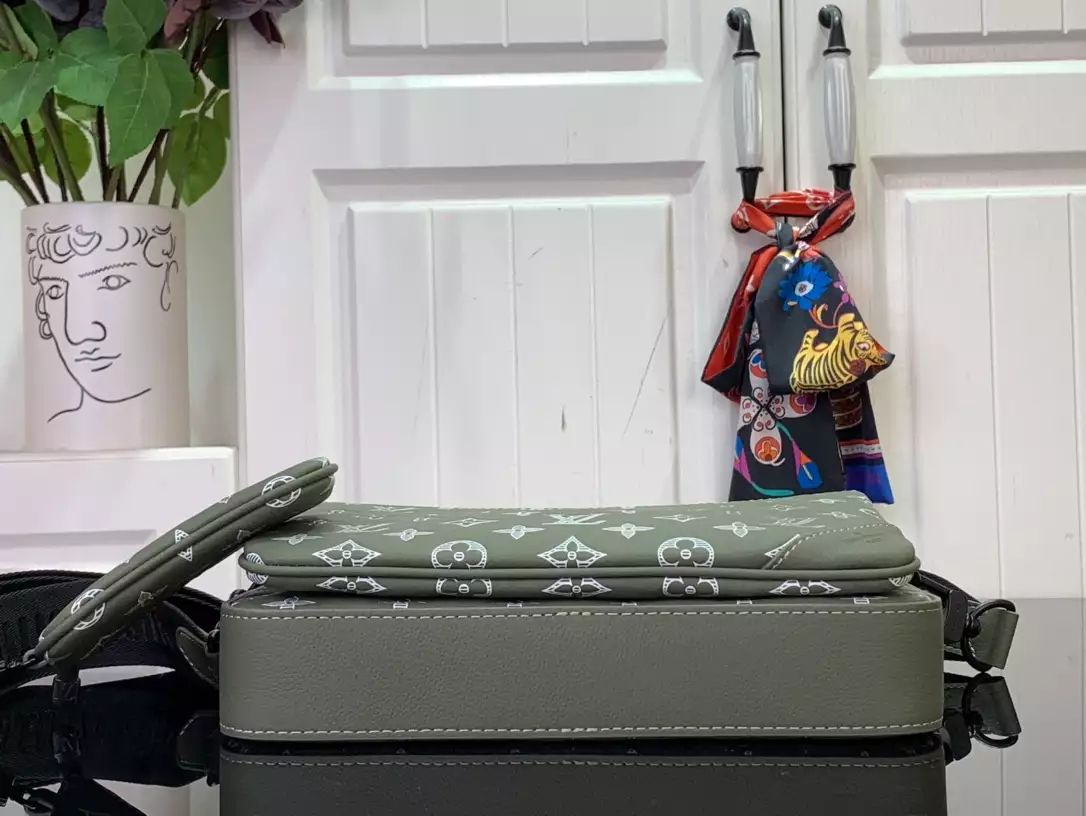 Louis Vuitton Trio Messenger Bag – LW143