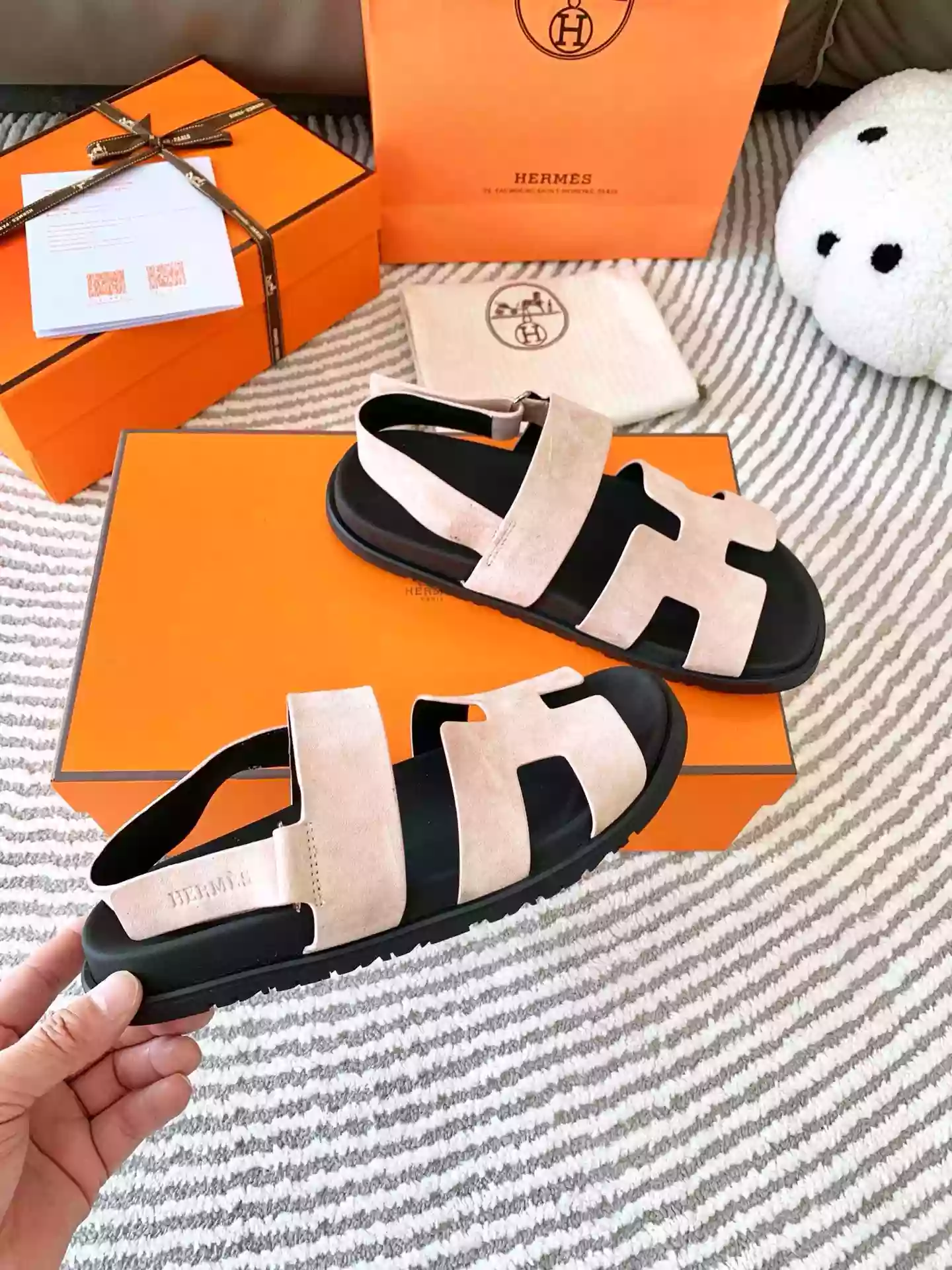 HERMES MEN’S GENIUS SANDALS IN BEIGE SUEDE CALFSKIN – HMSD002