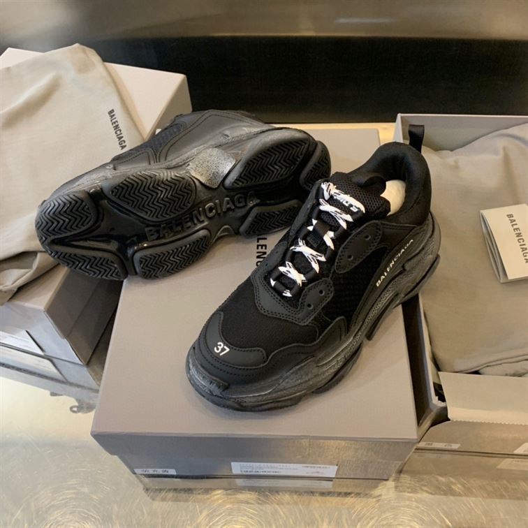 BALENCIAGA MEN’S TRIPLE S SNEAKER CLEAR SOLE IN BLACK – BLA014