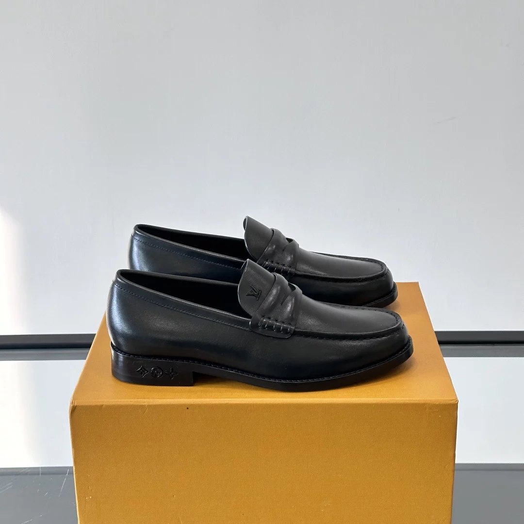 LEATHER LOAFERS IN BLACK – VL054