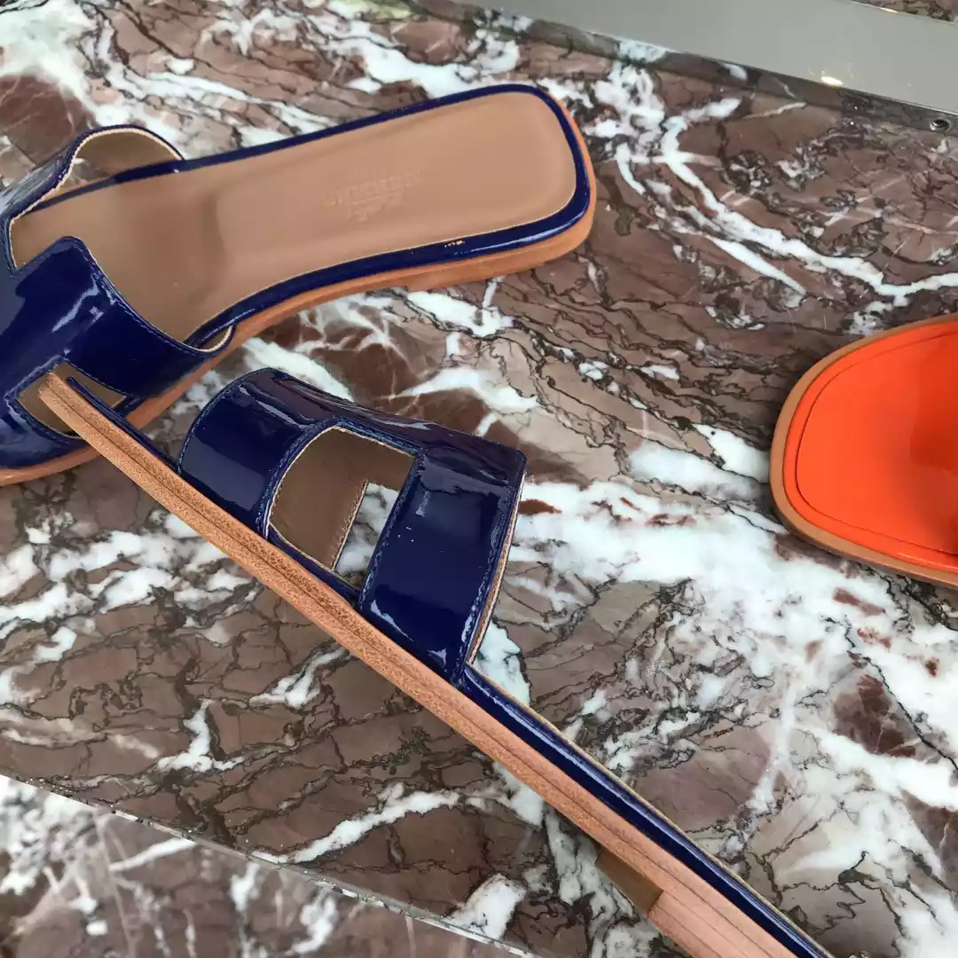 HERMES ORAN SLIDE SANDALS IN BLUE PATENT CALFSKIN – HMSD083