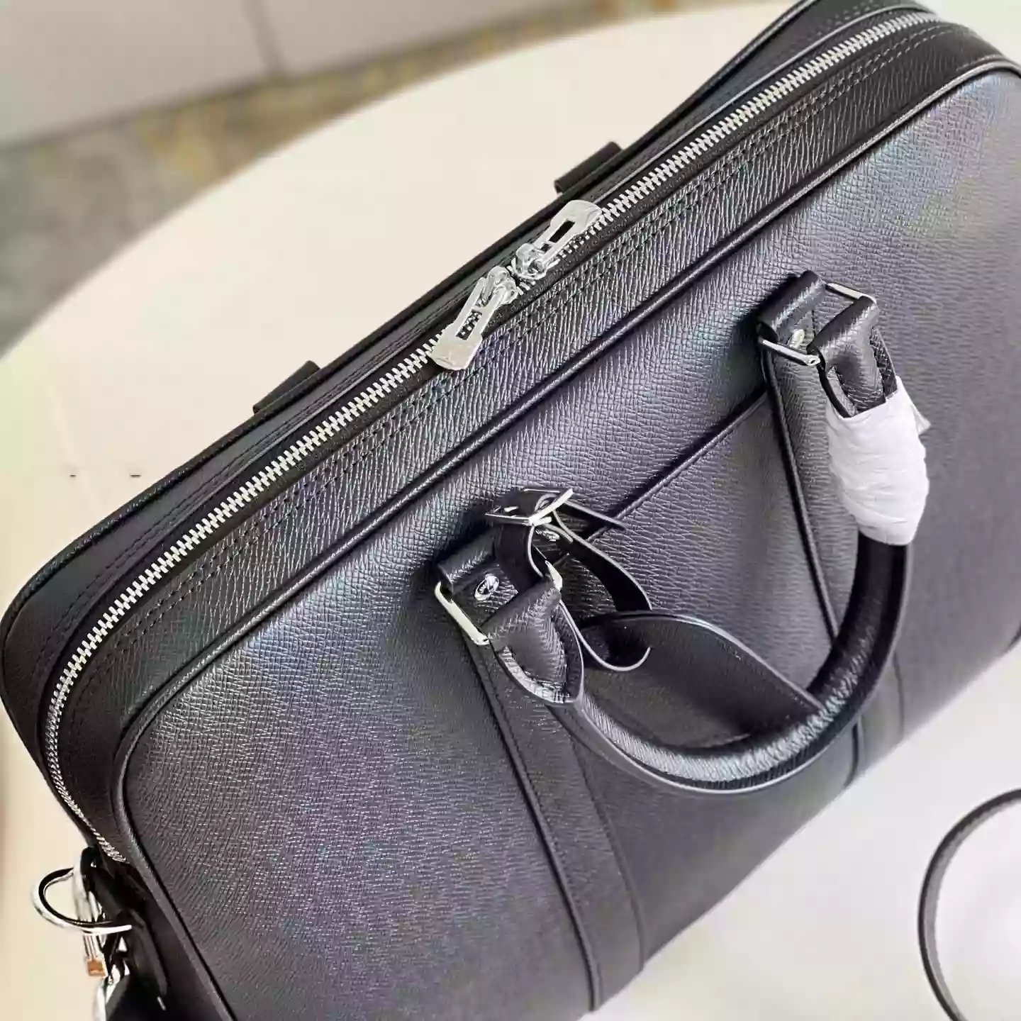 PORTE-DOCUMENTS VOYAGE PM BRIEFCASE TAIGA LEATHER M30925 – LW329