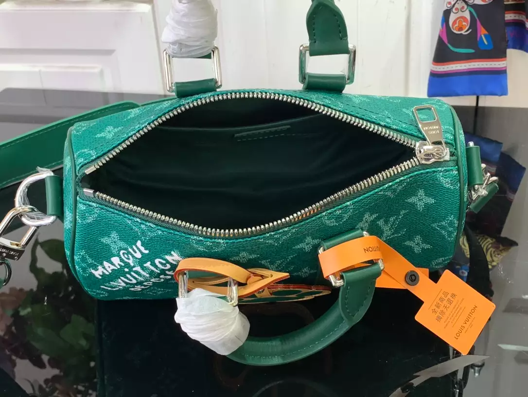 Louis Vuitton Keepall Bandoulière 25 – LW202