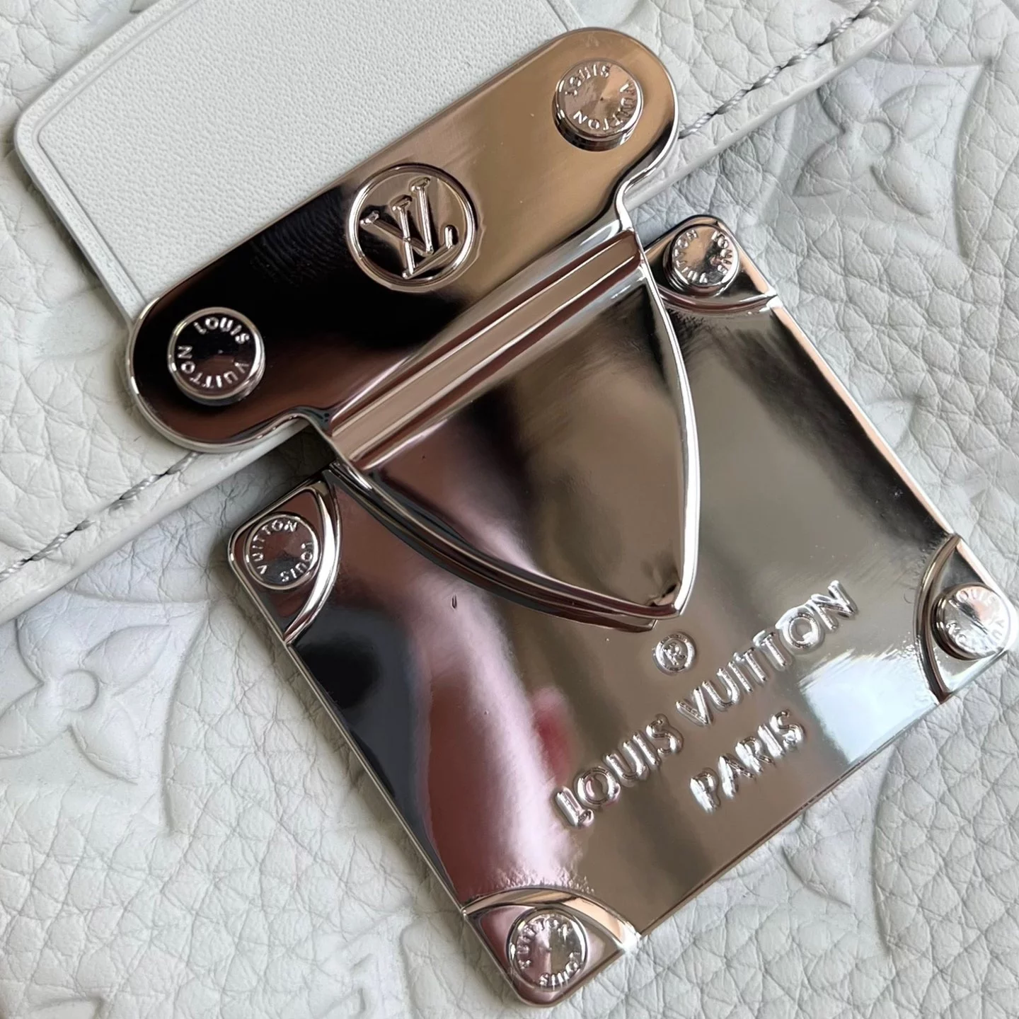 S Lock Vertical Wearable Wallet Taurillon Monogram M82568 – LW260