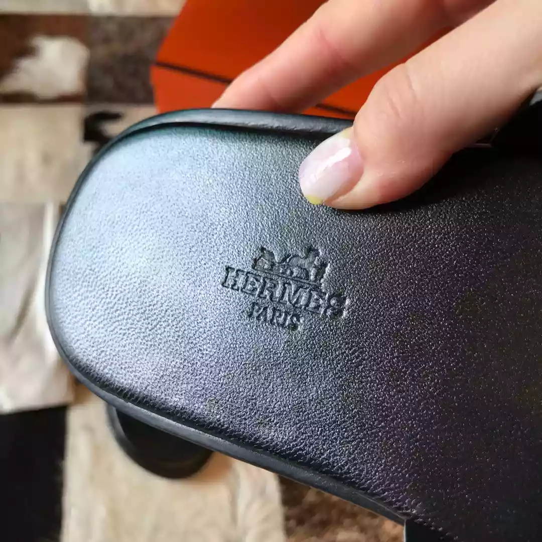 HERMES MEN’S IZMIR SANDALS IN BLACK SHINY NILOTICUS CROCODILE LEATHER – HMSD034