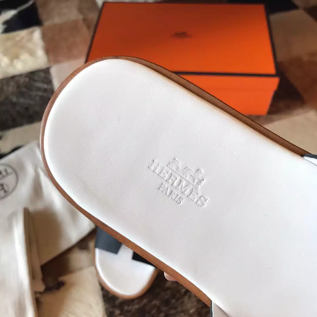 HERMES MEN’S IZMIR SANDALS IN NOIR EPSOM CALFSKIN – HMSD029