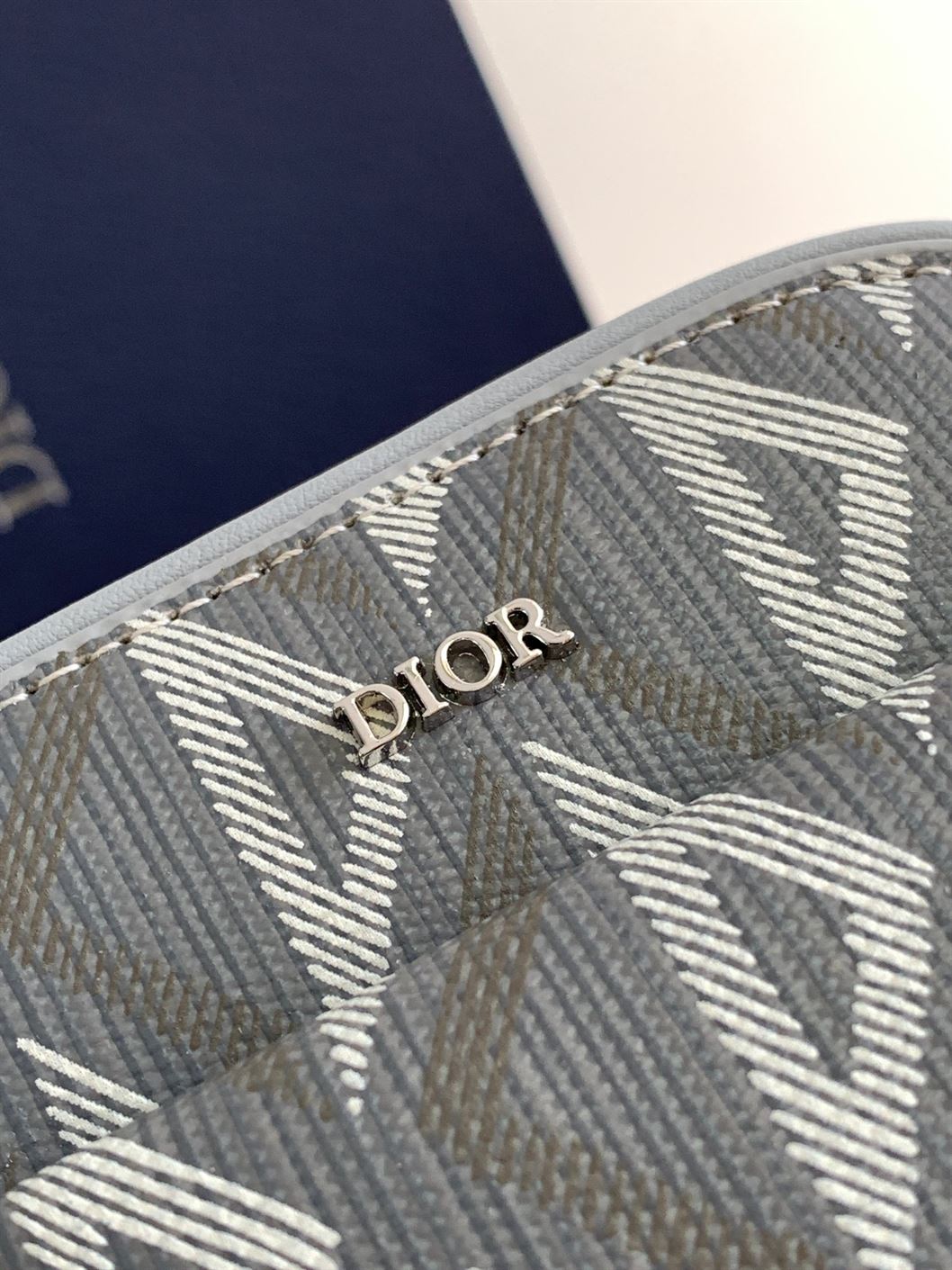 DIOR HIT THE ROAD VERTICAL POUCH – DIO046