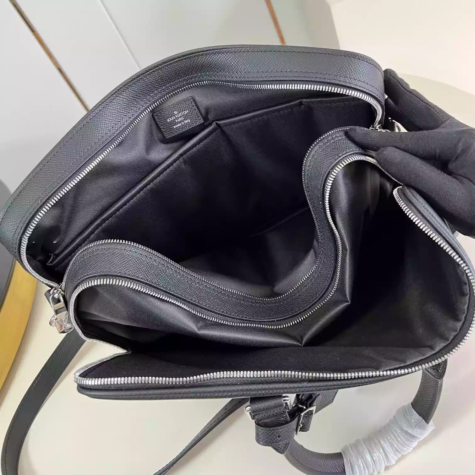 PORTE DOCUMENTS VOYAGE BLACK TAIGA COWHIDE LEATHER M30967 – LW322