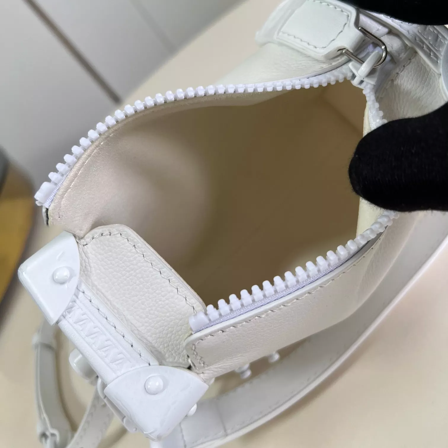 SIDE TRUNK PM BAG OPTICAL WHITE COWHIDE LEATHER M24304 – LW425