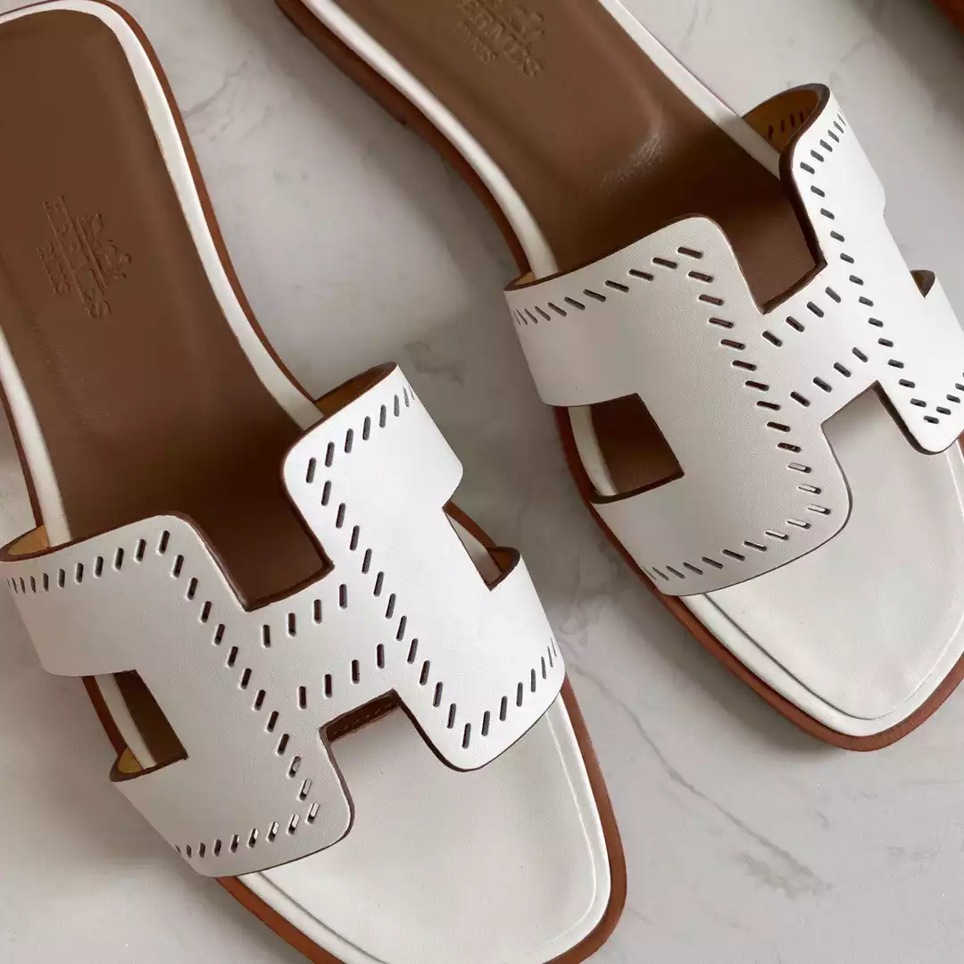 HERMES ORAN SLIDE SANDALS IN WHITE SWIFT PERFORATED CALFSKIN – HMSD101