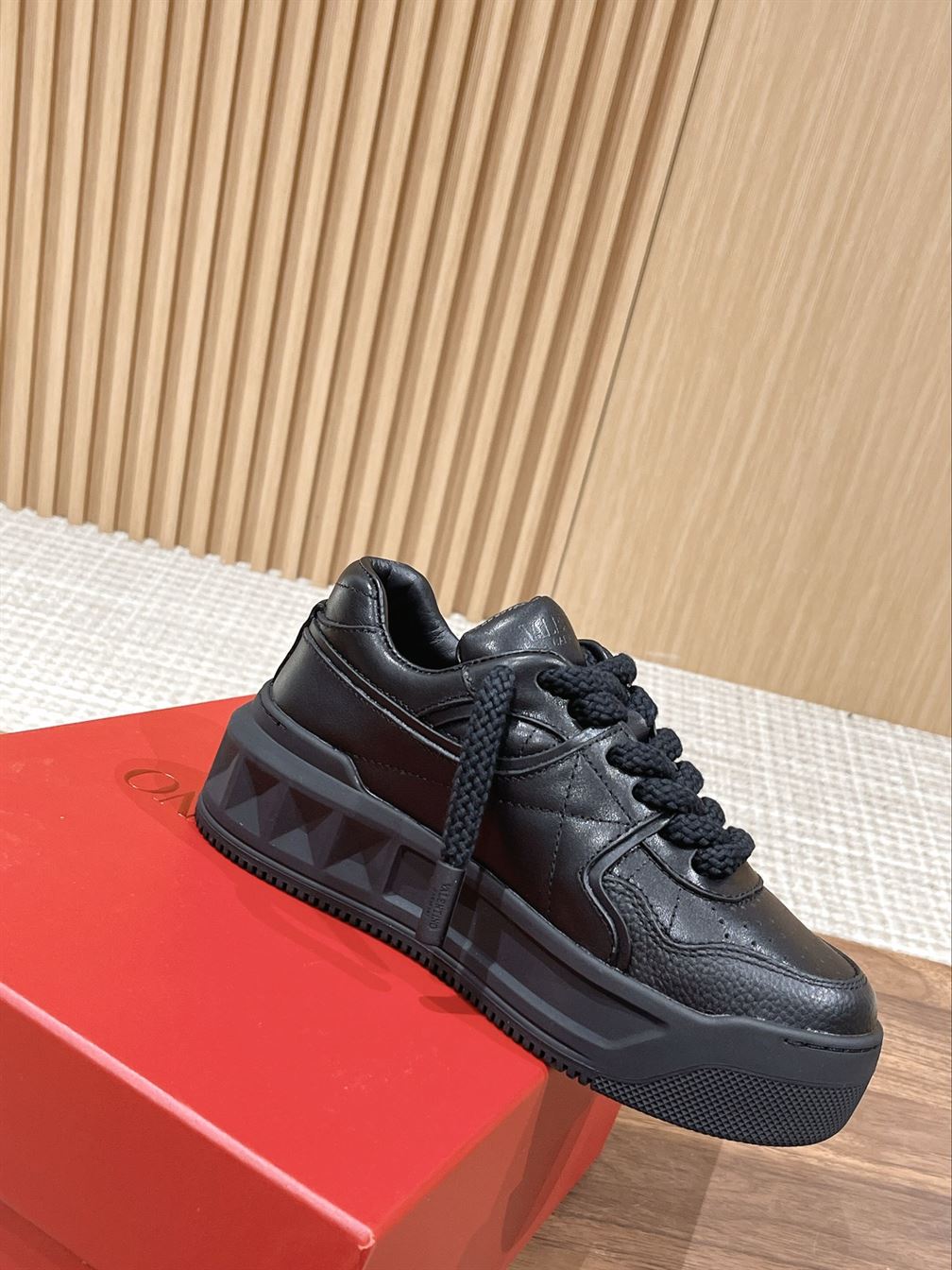 VALENTINO ONE STUD XL NAPPA LEATHER LOW-TOP SNEAKER – VN009