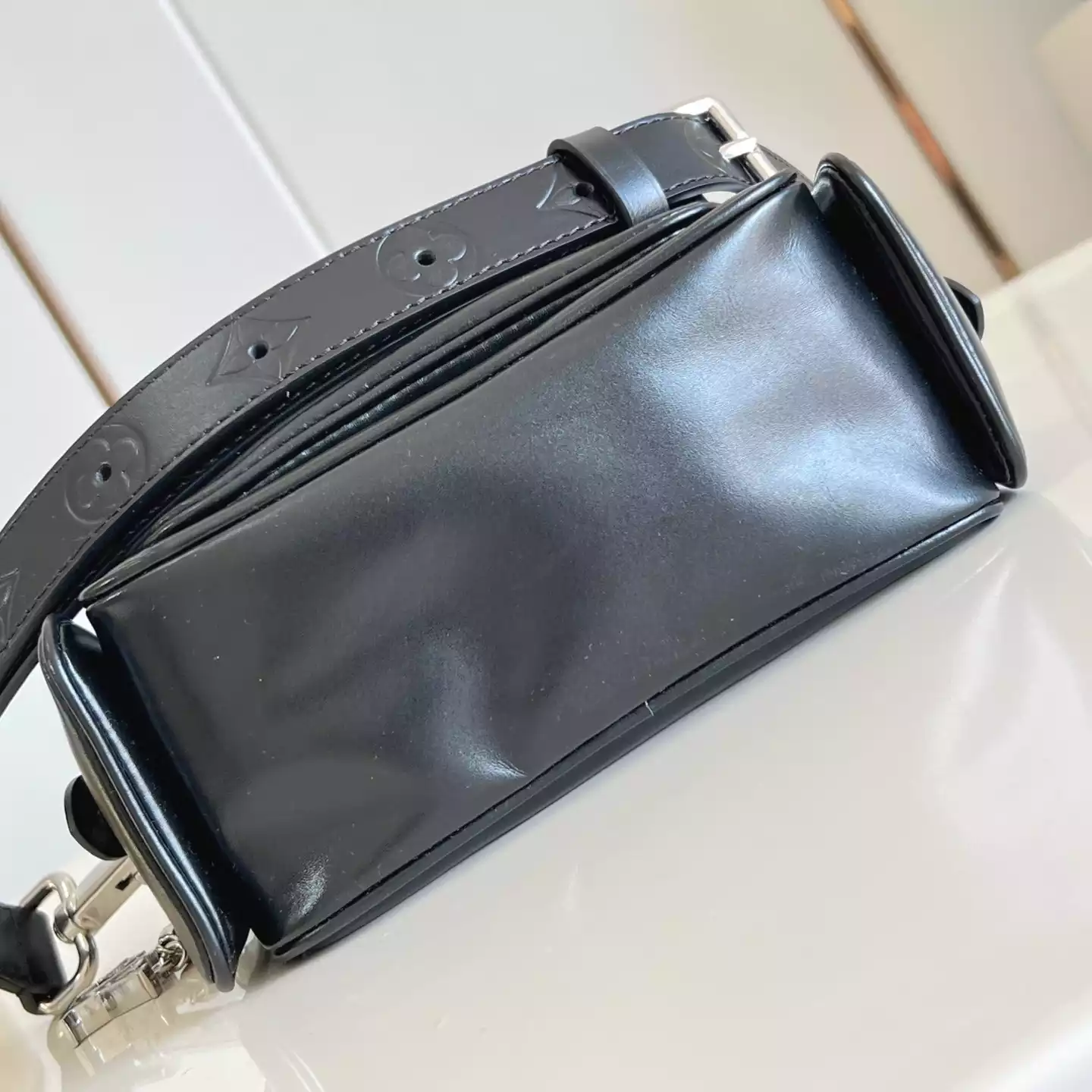 CARGO WEARABLE WALLET BLACK CALF LEATHER M13989 – LW276