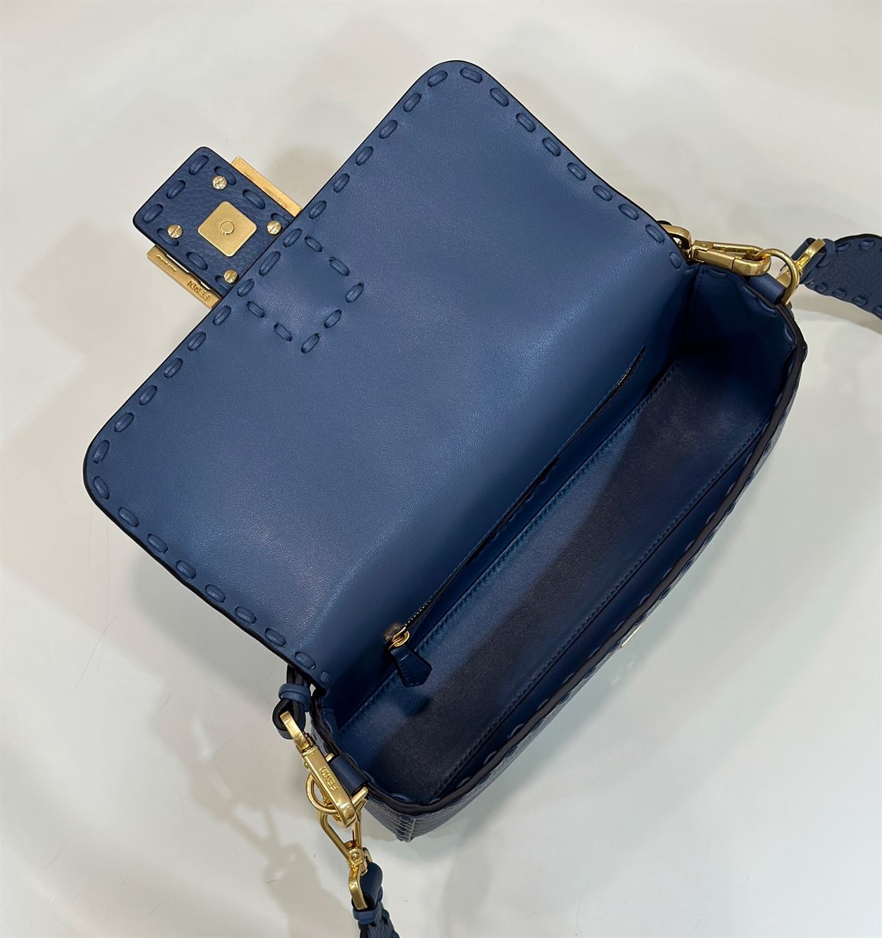 FENDI BAGUETTE BLUE SELLERIA BAG WITH OVERSIZE TOPSTITCHING – F029