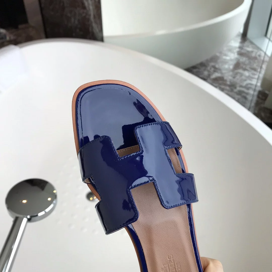 HERMES ORAN SLIDE SANDALS IN BLUE PATENT CALFSKIN – HMSD083