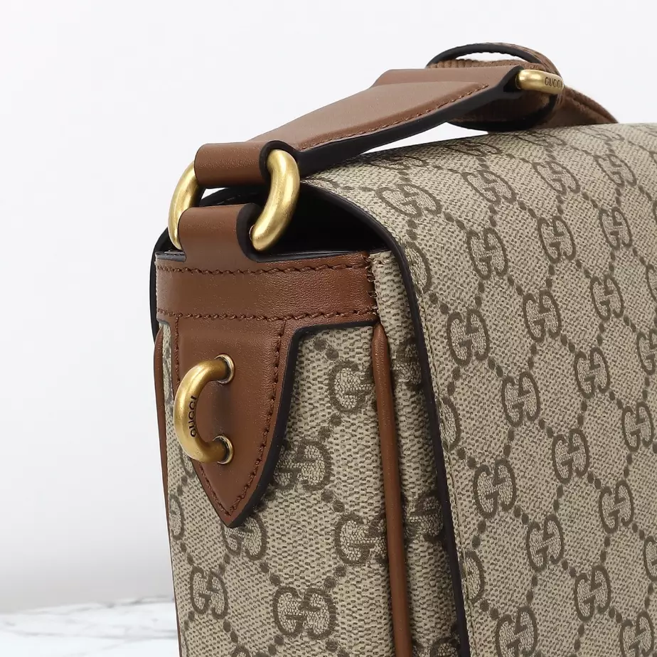 GUCCI MEN’S GG CANVAS EMBLEM MEDIUM CROSSBODY BAG BEIGE 2025 – BG095