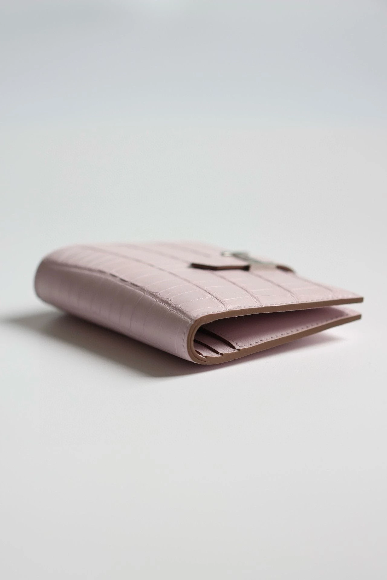 Hermes Bearn Compact Wallet in Mauve Pale Matte Alligator Leather – HW167