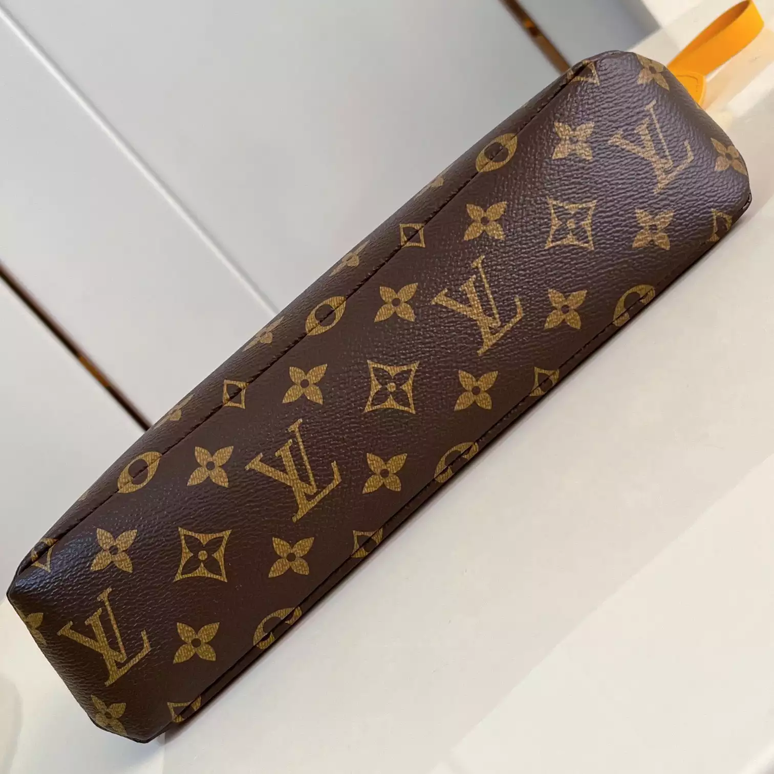 POCHETTE VOYAGE SOUPLE SAFRAN YELLOW M13198 – LW404