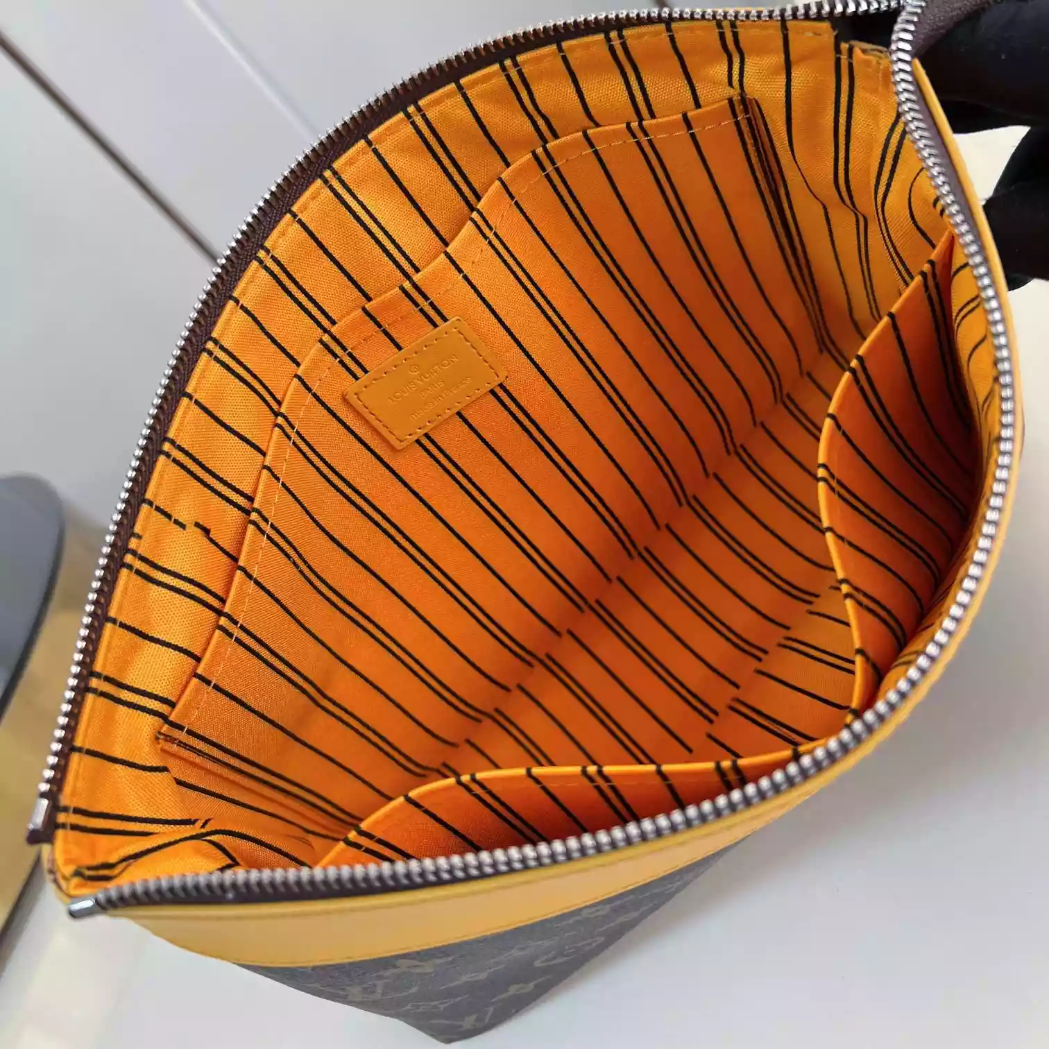 POCHETTE VOYAGE SOUPLE SAFRAN YELLOW M13198 – LW404