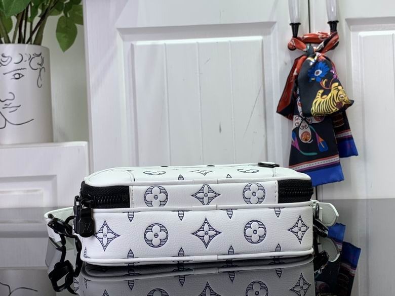 Louis Vuitton Alpha Wearable Wallet White Bag – LW138