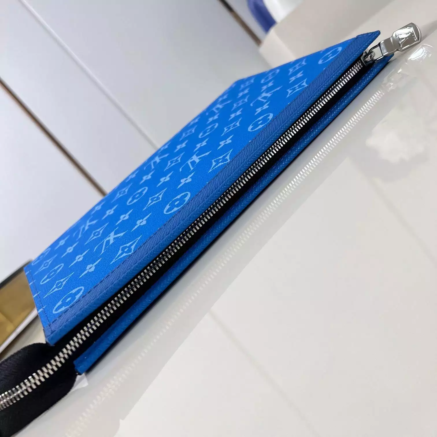 POCHETTE VOYAGE MM BLUE TAIGA COWHIDE LEATHER M30423 – LW408