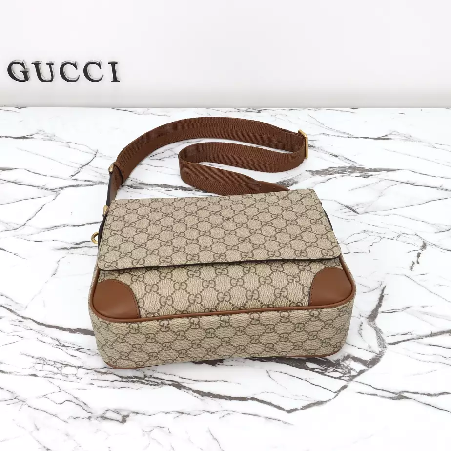 GUCCI MEN’S GG CANVAS EMBLEM MEDIUM CROSSBODY BAG BEIGE 2025 – BG095