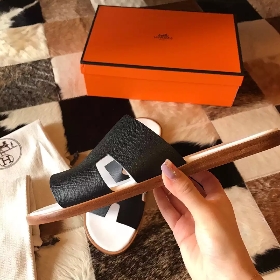 HERMES MEN’S IZMIR SANDALS IN NOIR EPSOM CALFSKIN – HMSD029