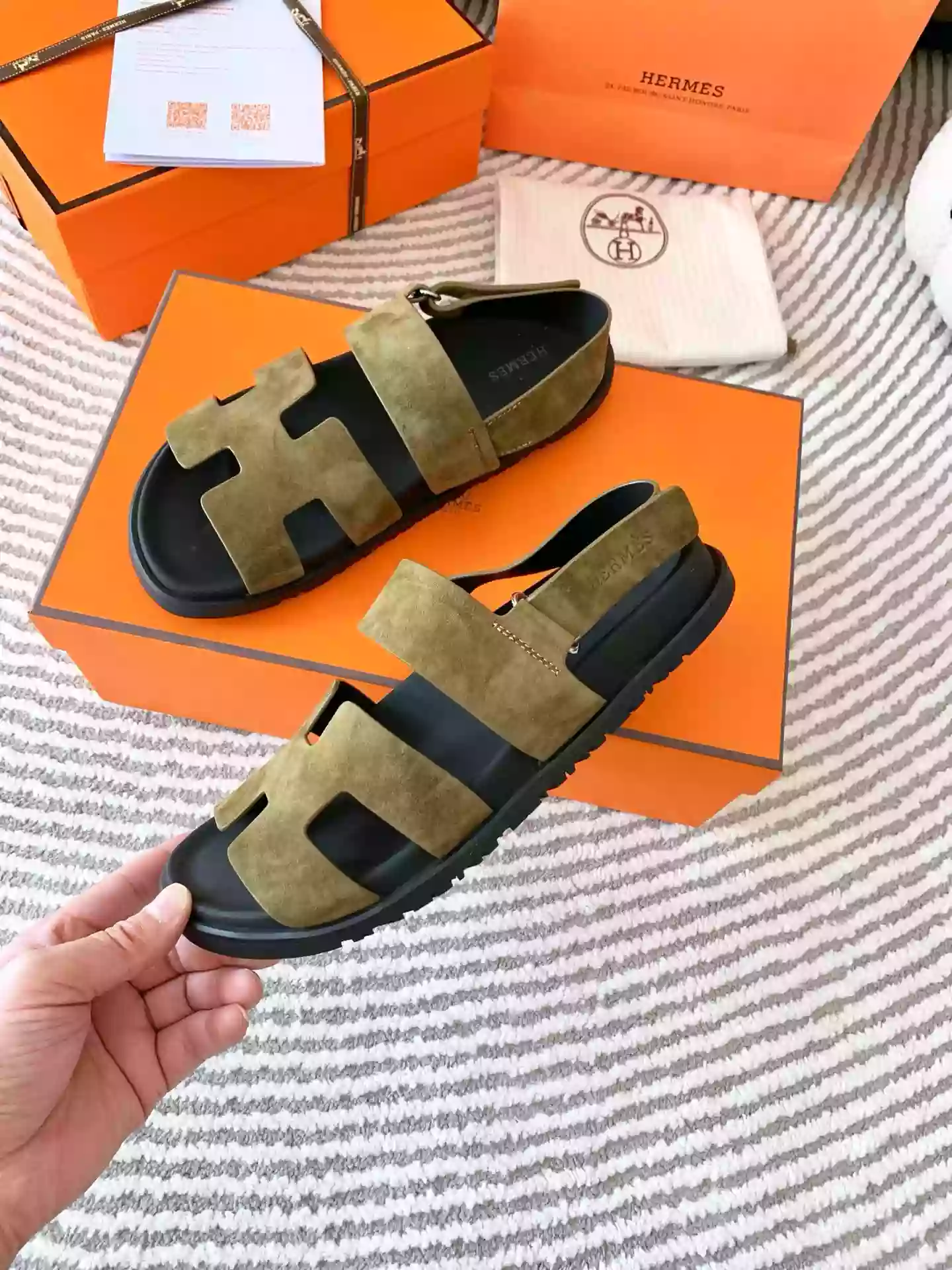 HERMES MEN’S GENIUS SANDALS IN GREEN SUEDE CALFSKIN – HMSD005