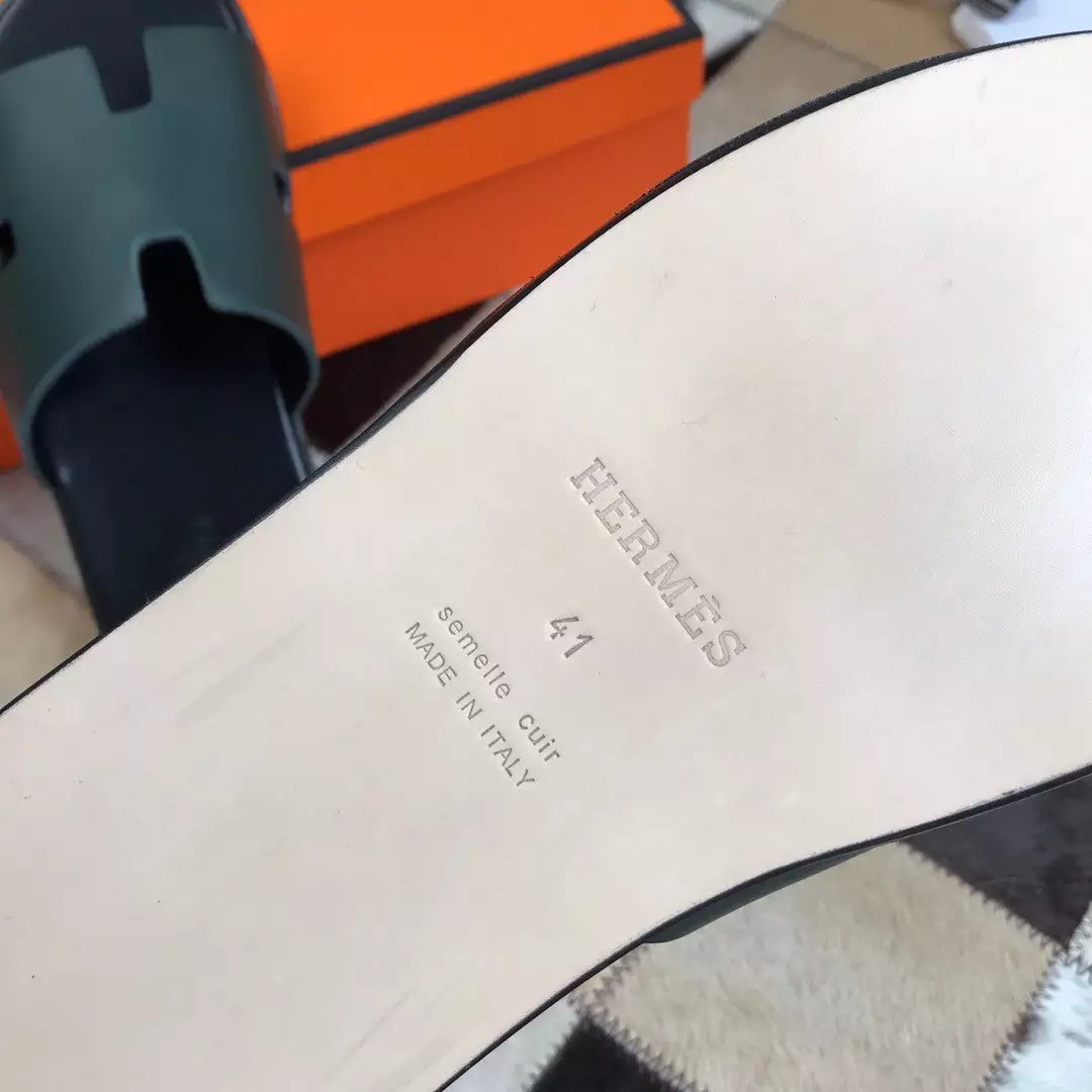 HERMES MEN’S IZMIR SANDALS IN GREEN SWIFT CALFSKIN – HMSD021