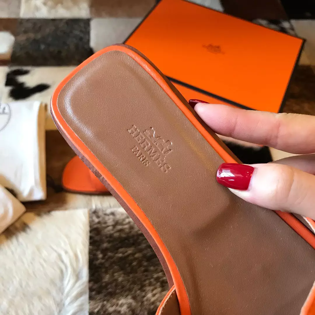 HERMES ORAN SLIDE SANDALS IN ORANGE SWIFT CALFSKIN – HMSD115