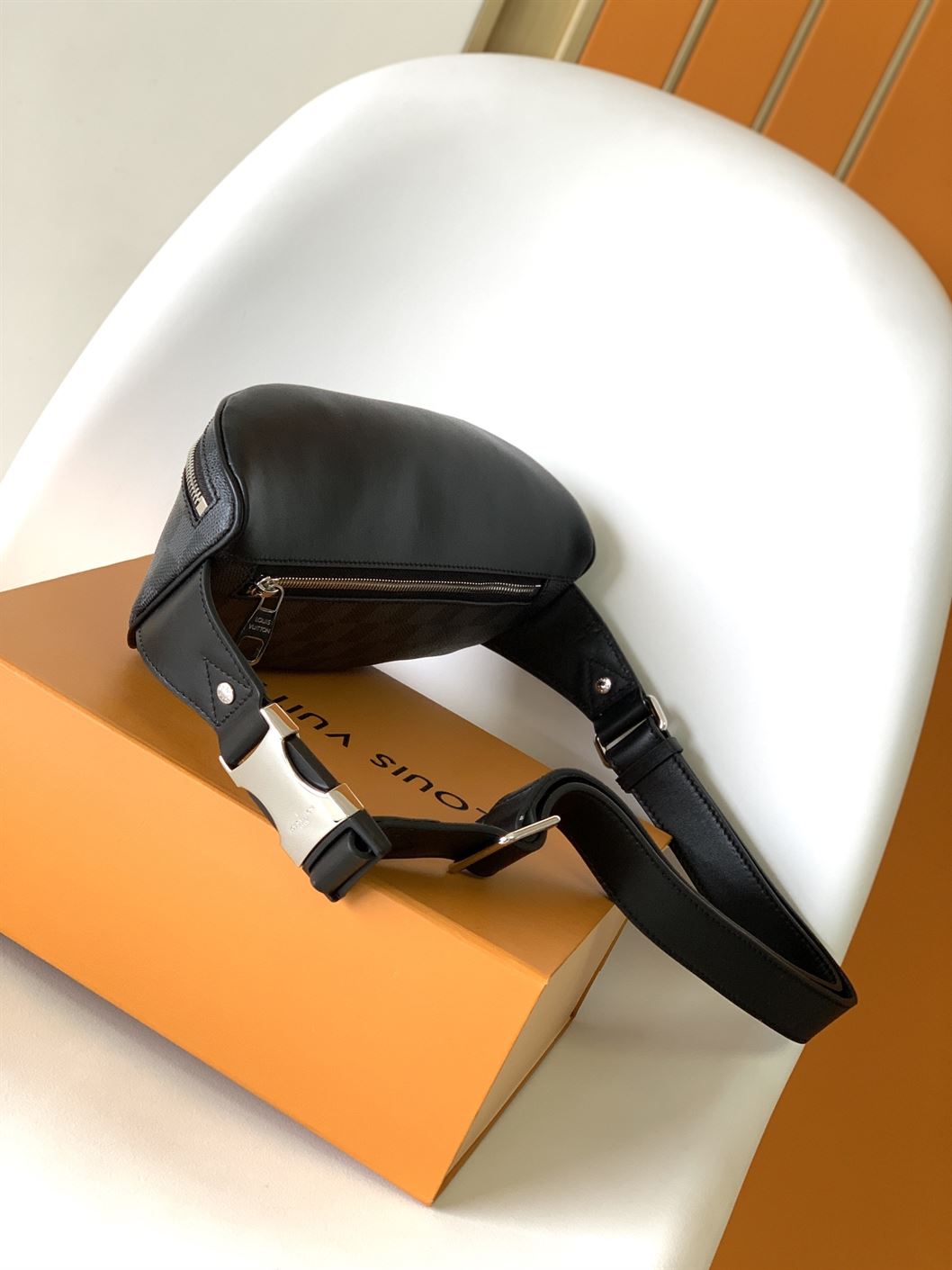 LOUIS VUITTON DISCOVERY BUMBAG DAMIER GRAPHITE – LVB065