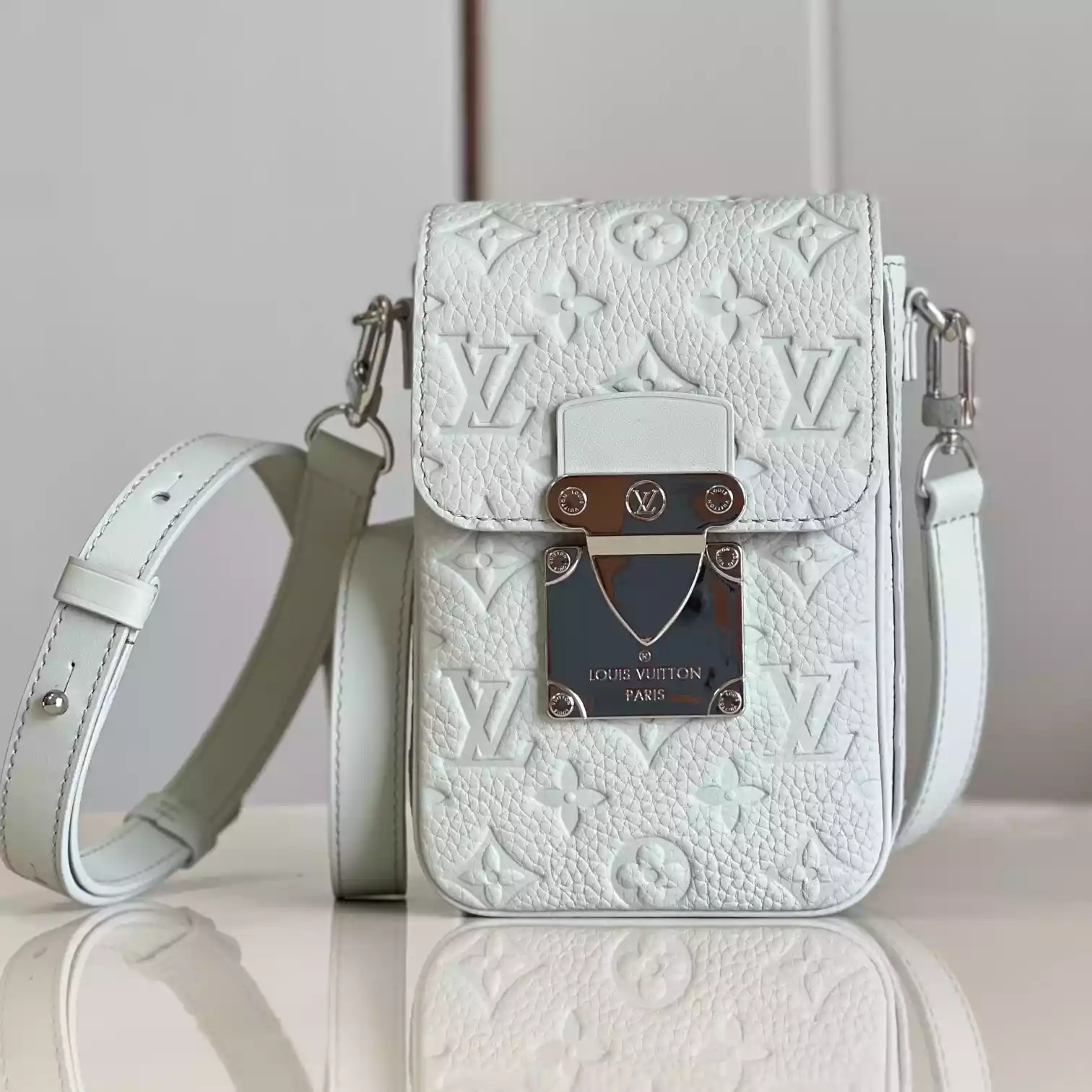 S Lock Vertical Wearable Wallet Taurillon Monogram M82568 – LW260