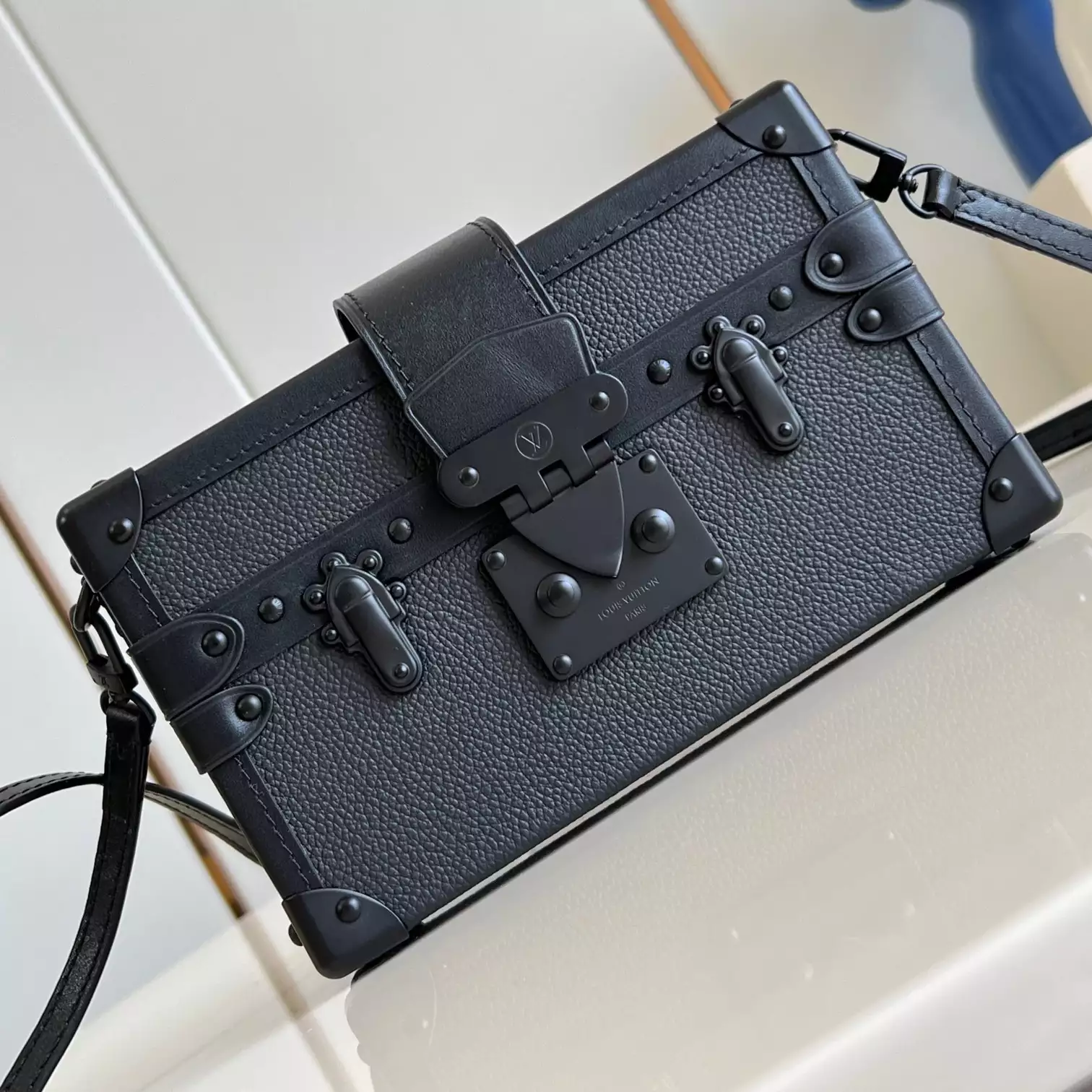 PETITE MALLE HANDBAG BLACK COWHIDE LEATHER M24303 – LW430