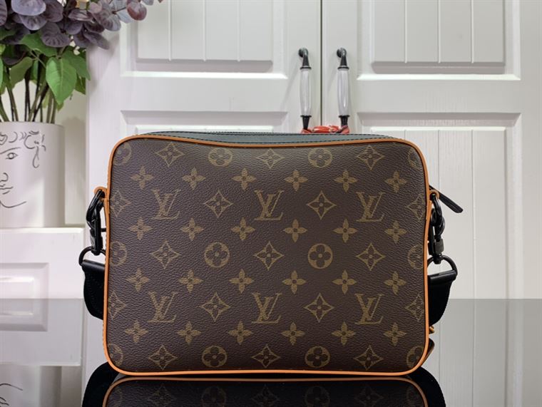 LOUIS VUITTON TRIO MESSENGER BAG – LVB055