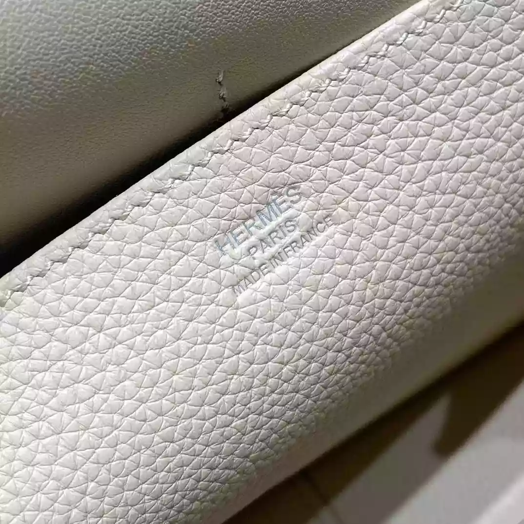 Hermes Halzan 25 Bag in Craie Clemence Leather – HW092