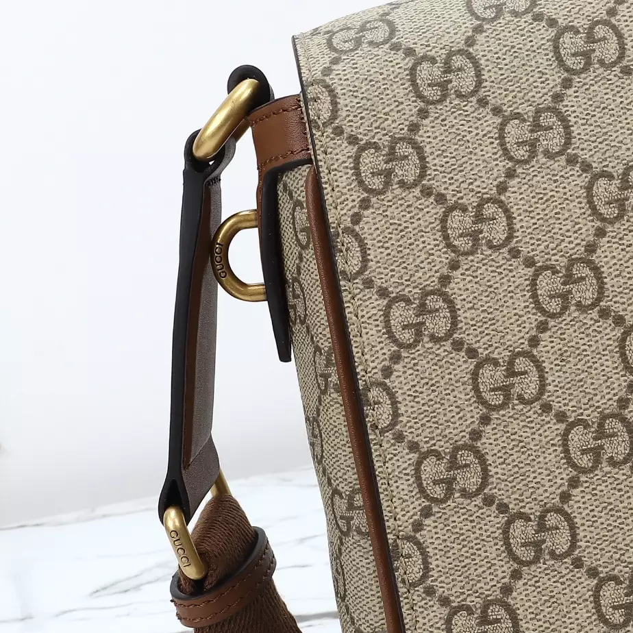 GUCCI MEN’S GG CANVAS EMBLEM MEDIUM CROSSBODY BAG BEIGE 2025 – BG095